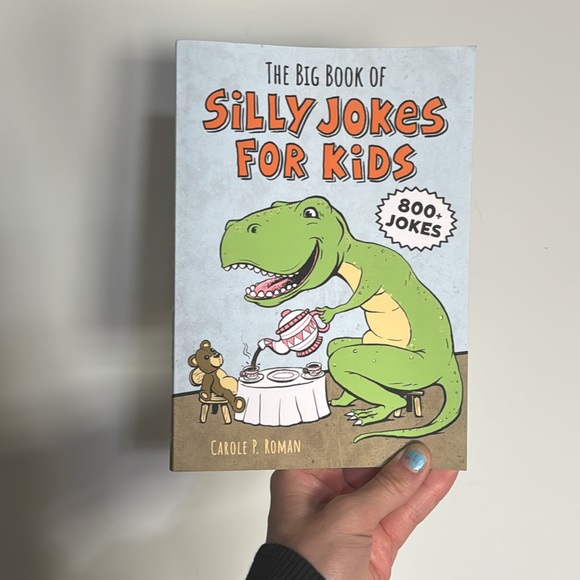 Books - Picture 2 of 8